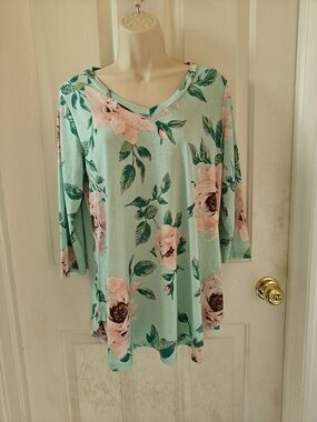 Honey Me  Medium Women's Mint Green Floral V-Neck Tunic Top